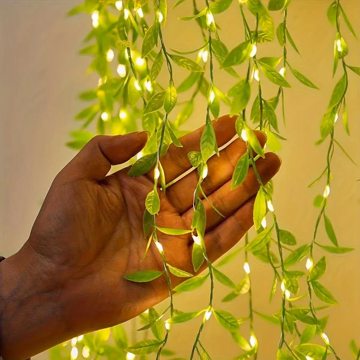 Cortina de Luzes Natalinas com Folhas – Encanto e Magia em Cada Detalhe - Image 11