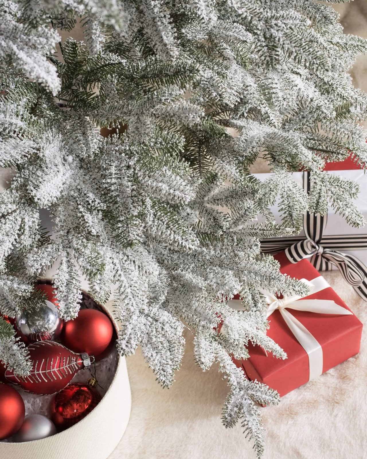 Árvore de Natal Nevada com Galhos Nevados, Suporte Metálico e Micro LEDs Embutidos - Image 3