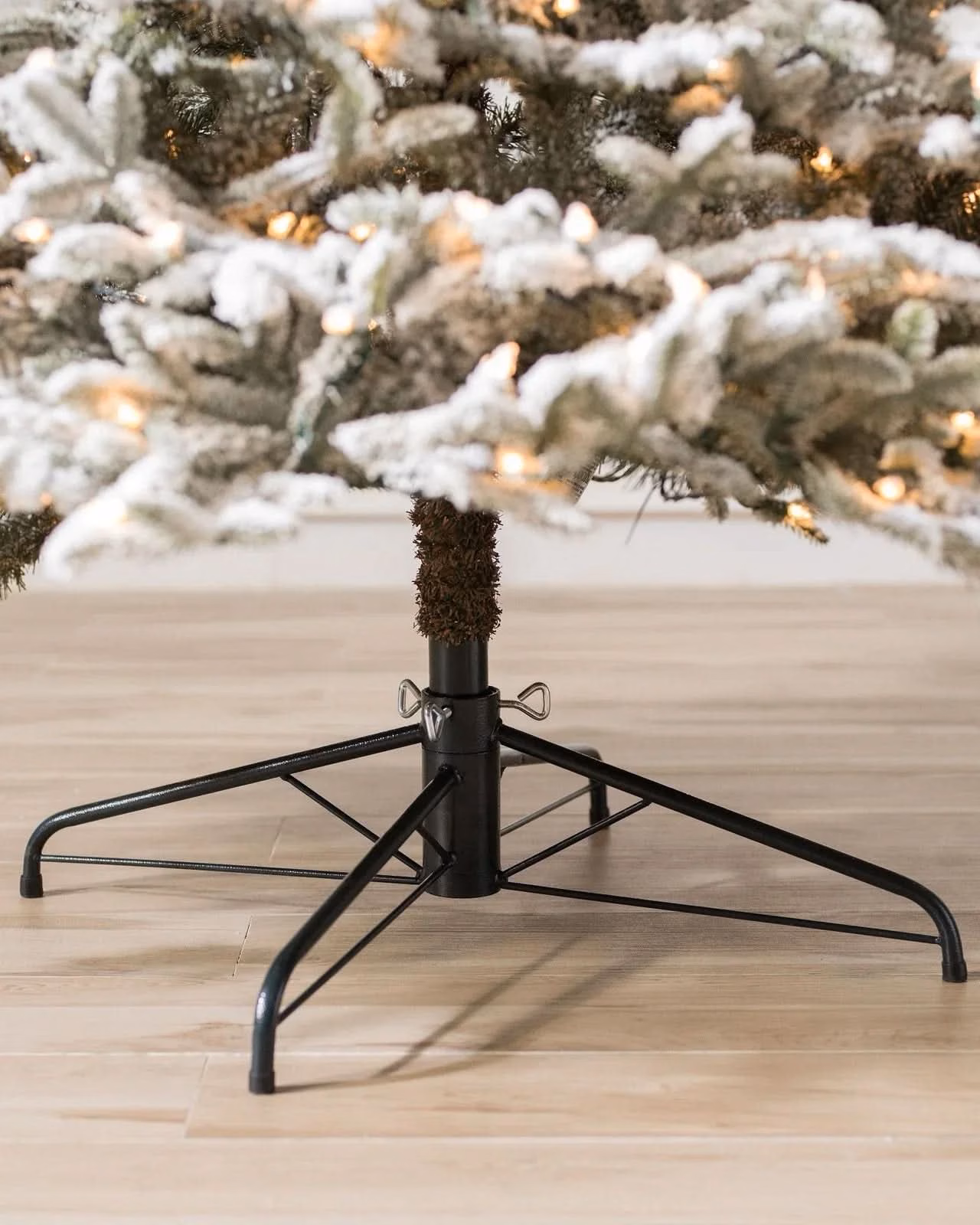 Árvore de Natal Nevada Frosted Fraser com Galhos Articulados, Suporte Metálico e Micro LEDs Embutidos - Image 5