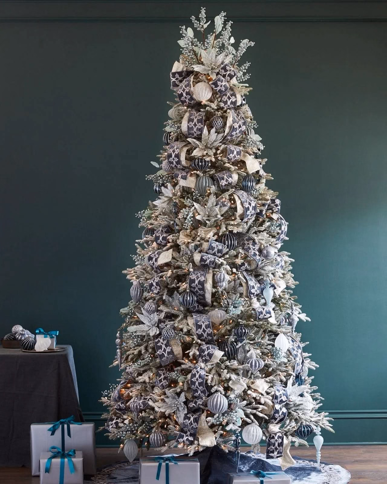 Árvore de Natal Nevada Frosted Fraser com Galhos Articulados, Suporte Metálico e Micro LEDs Embutidos - Image 8