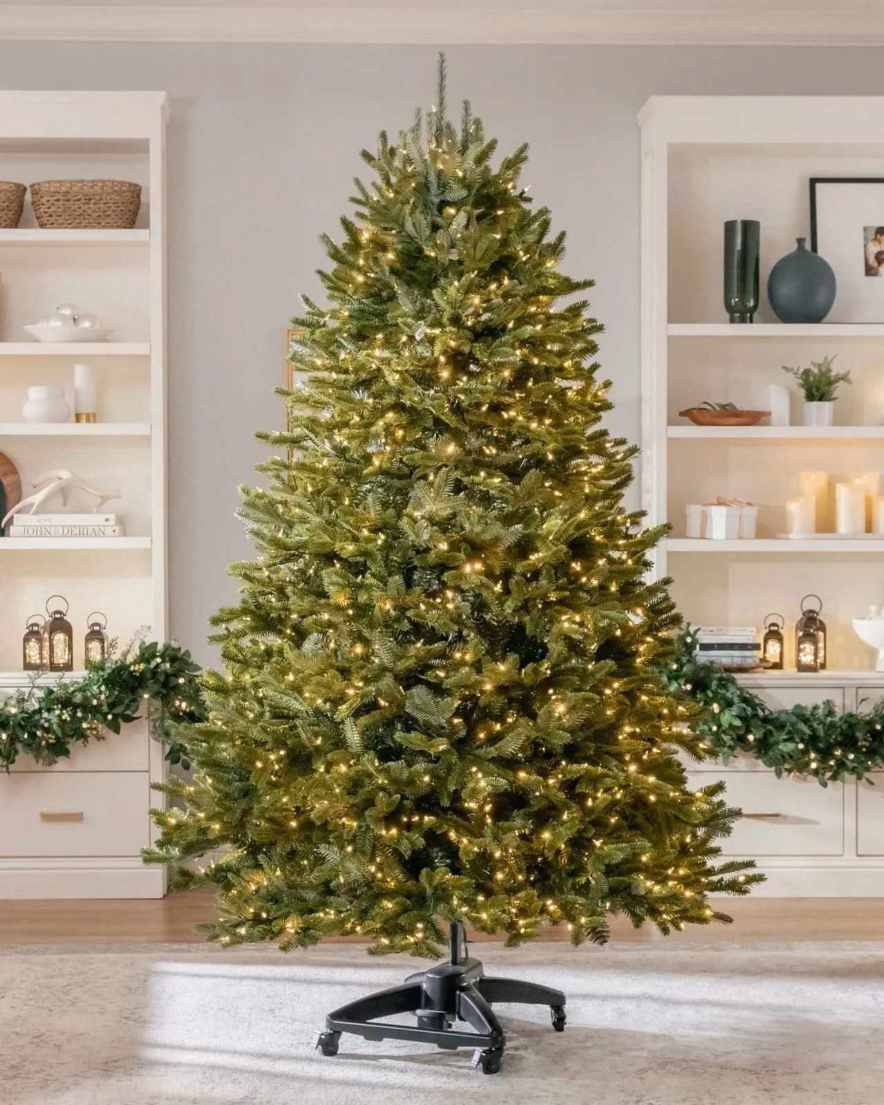 Árvore de Natal Verde Premium com Galhos Articulados, Suporte Metálico com Rodinhas e Micro LEDs Embutidos